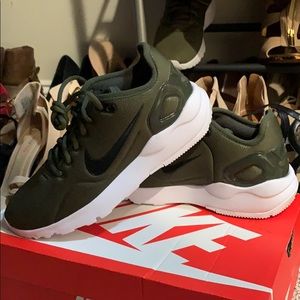 Nike women’s LD Runner LW